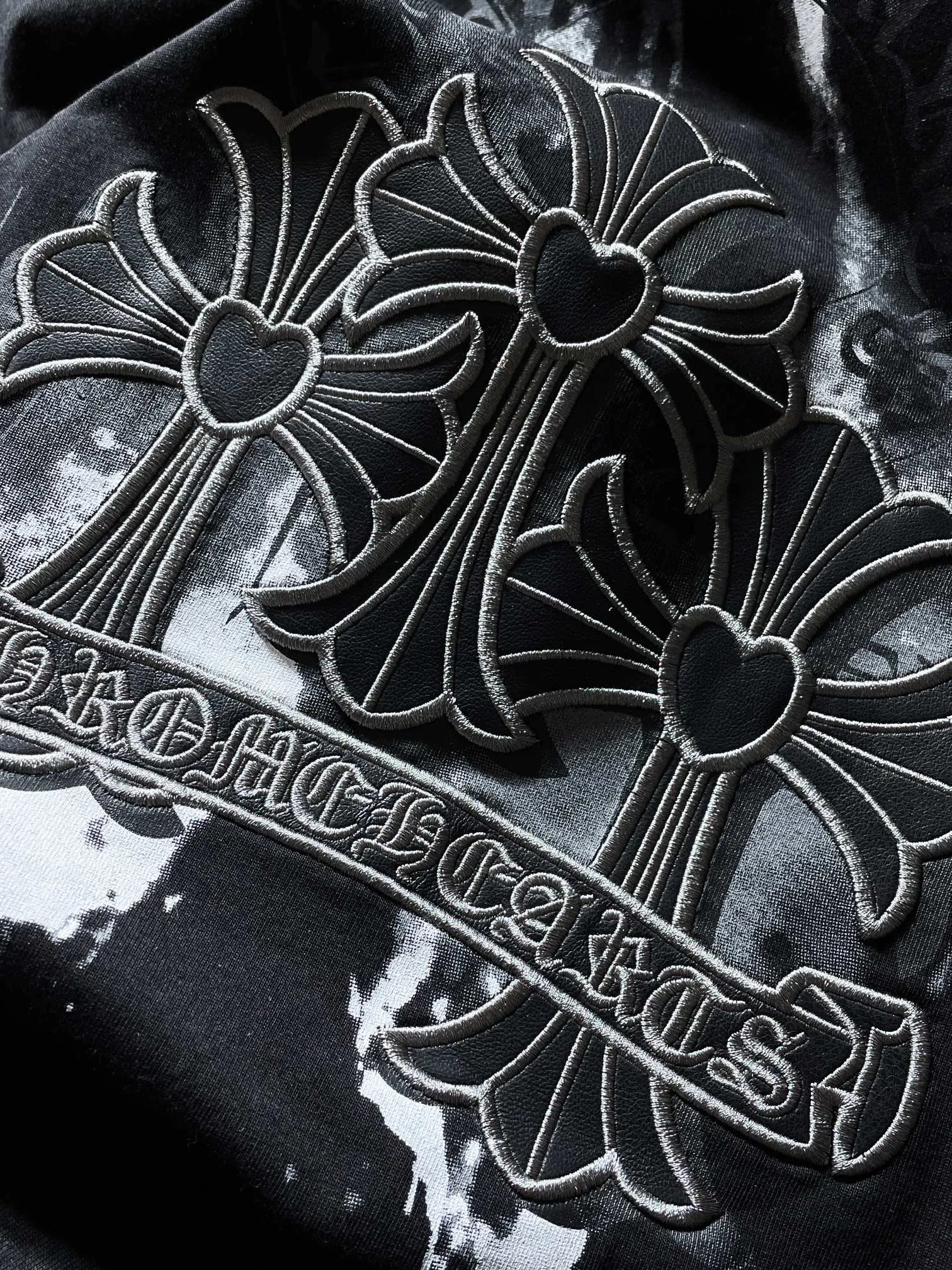 P164 New Chrome Hearts 24ss for summer. High-weight, environmentally friendly, high-quality top-grade fabric. 280g. Crocodile hoof embroidery, overlapping cross, spray-printed short sleeves. Imported environmentally friendly glue printing and dyeing. Counter synchronization. 1:1 replica version. Recommended color: black white. Size: S, M, L, XL